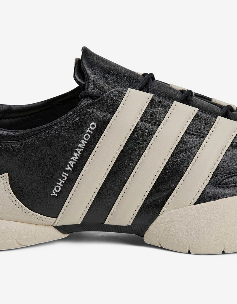 Y-3 Black Regu 2002 Trainers JR3600