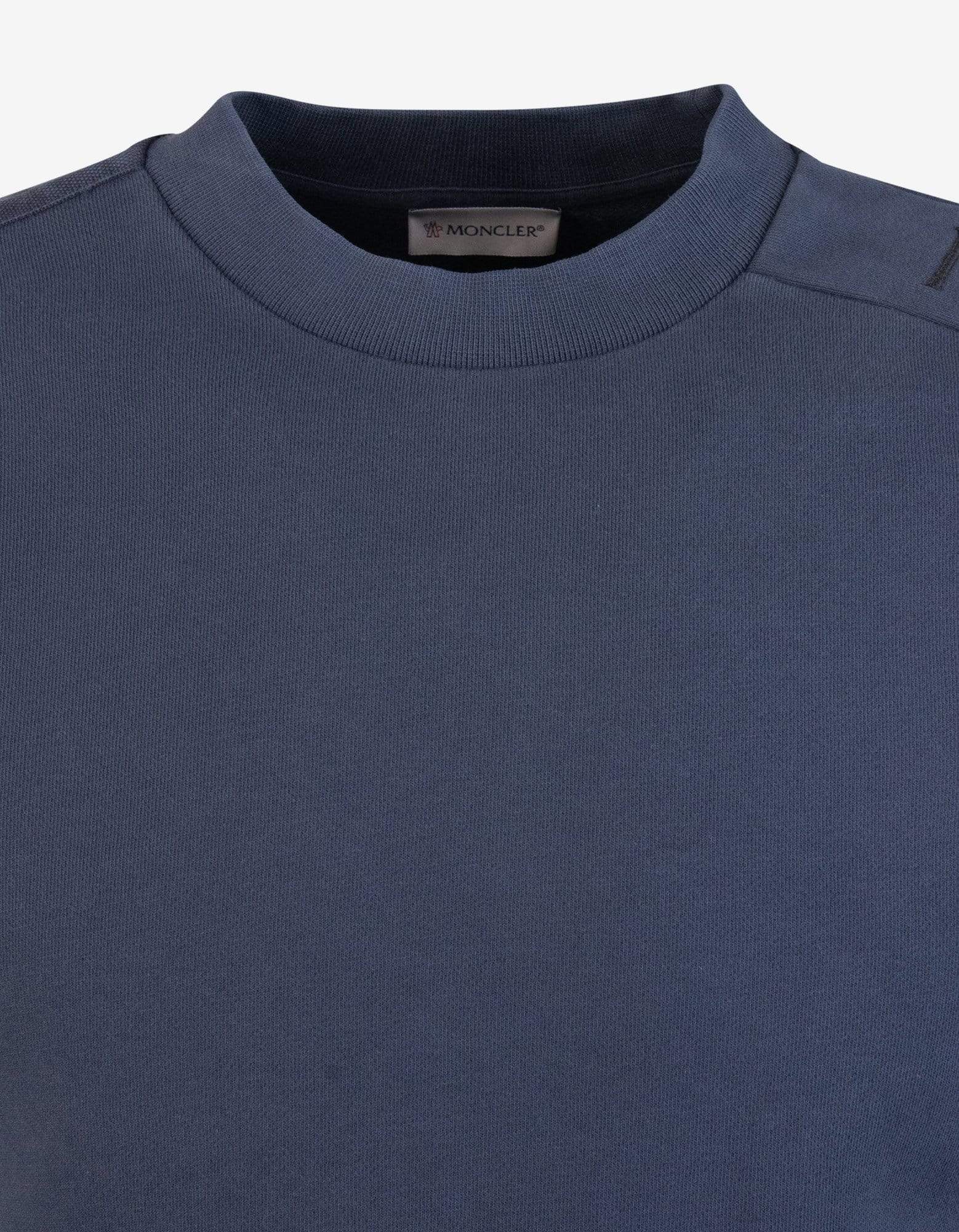 キッズ用トップス JUNIOR MONCLER Sweatshirts 954 9I00001 M1509742 Blue Moncler Navy Blue Sleeve Logo Sweatshirt – Zoo Fashions